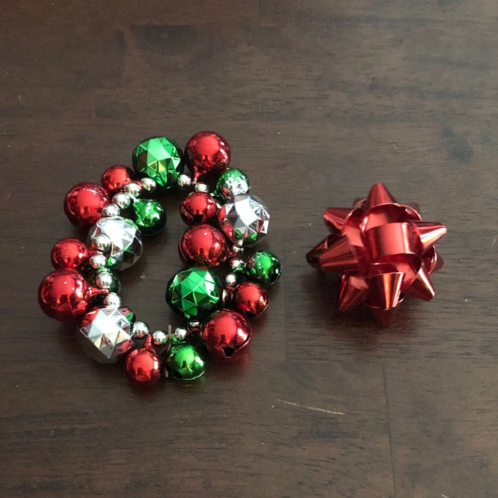🎈 Festive Jingle Bell Beaded Bracelet with Bow Brooch